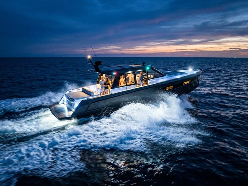 Bateau qui navigue avec des gens à bord équipé d'un éclairage LED étanche spécifique Next-Tech