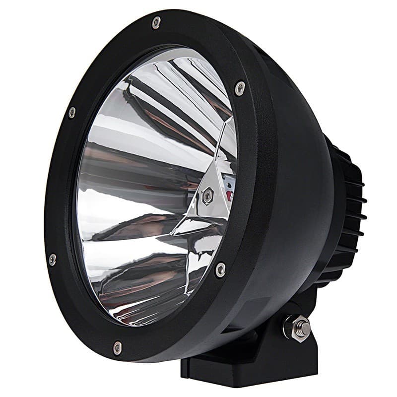 Phare LED CREE 30W 140mm vue trois quarts, boîtier aluminium noir et réflecteur chromé pour 4x4 et quad